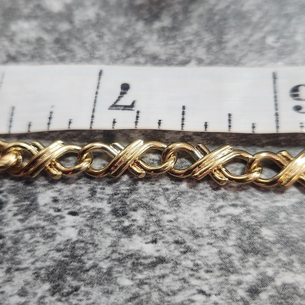 Gold Tone Hugs and Kisses XO Link Bracelet 7.5 Inch Classic Polished‎ Jewelry